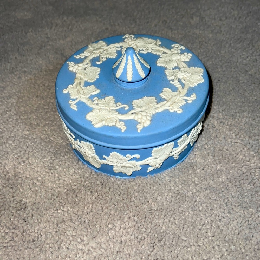 Beautiful antique England wedgewood jewelry holder ‘72